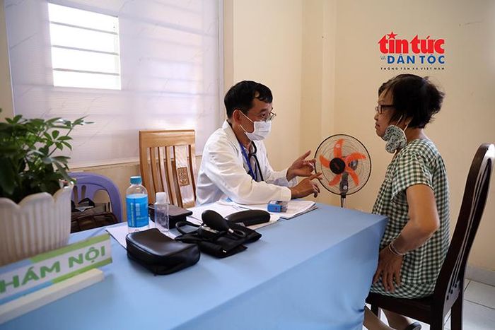 Người dân khám sức khỏe miễn phí tại Trạm Y tế phường Trung Mỹ Tây.