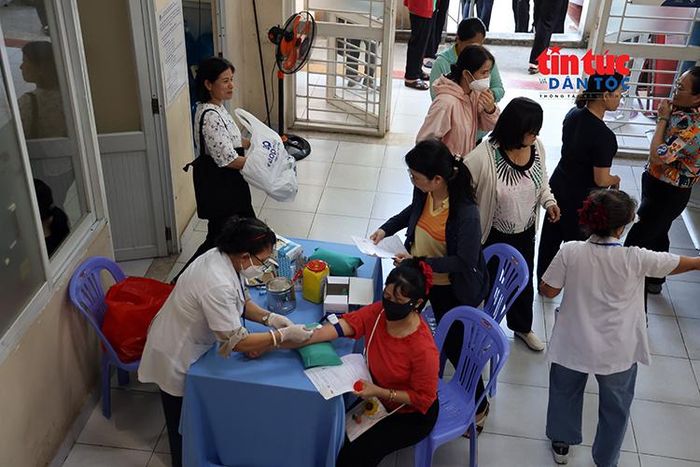 Đông đảo người dân trên địa bàn đã đến Trạm Y tế phường để thực hiện kiểm tra sức khỏe định kỳ theo chương trình.