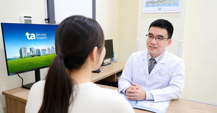Bác sĩ Nguyễn An Khải tư vấn, theo dõi tình trạng của sản phụ mắc loạn thần sau sinh trong lần tái khám. Ảnh: BVĐKTA
