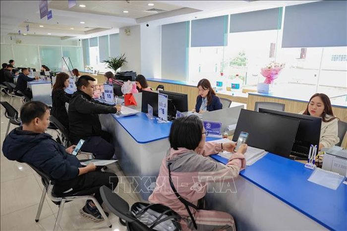 Giải quyết thủ tục hành chính cho người dân tại Chi nhánh Trung tâm Phục vụ hành chính công Tây Hồ. Ảnh minh họa: Vũ Quang/TTXVN