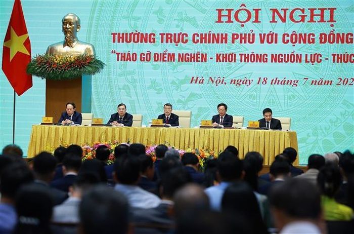 Thủ tướng Lê Minh Hưng chủ trì Hội nghị Thường trực Chính phủ với cộng đồng doanh nghiệp sáng 18/7/2026. Ảnh: Dương Giang/TTXVN