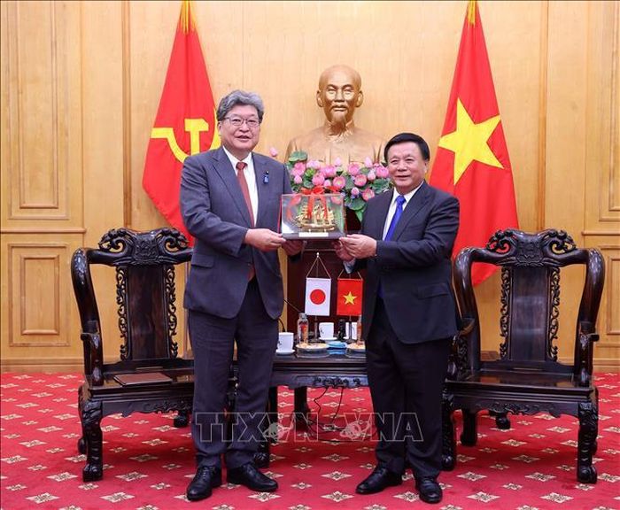 GS.TS Nguyễn Xuân Thắng, Chủ tịch Hội đồng Lý luận Trung ương tặng quà lưu niệm cho ông Hagiuda Koichi, Quyền Tổng Thư ký Đảng Dân chủ Tự do Nhật Bản. Ảnh: Văn Điệp/TTXVN