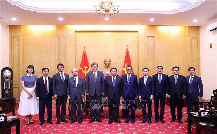 GS.TS Nguyễn Xuân Thắng, Chủ tịch Hội đồng Lý luận Trung ương và ông Hagiuda Koichi, Quyền Tổng Thư ký Đảng Dân chủ Tự do Nhật Bản với các đại biểu. Ảnh: Văn Điệp/TTXVN