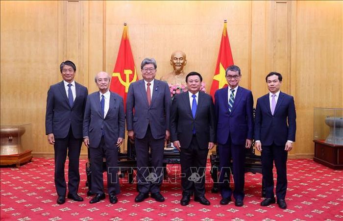 GS.TS Nguyễn Xuân Thắng, Chủ tịch Hội đồng Lý luận Trung ương và ông Hagiuda Koichi, Quyền Tổng Thư ký Đảng Dân chủ Tự do Nhật Bản với các đại biểu. Ảnh: Văn Điệp/TTXVN