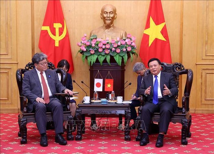 GS.TS Nguyễn Xuân Thắng, Chủ tịch Hội đồng Lý luận Trung ương tiếp ông Hagiuda Koichi, Quyền Tổng Thư ký Đảng Dân chủ Tự do Nhật Bản. Ảnh: Văn Điệp/TTXVN