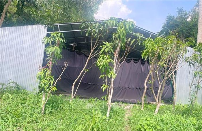 Một trong những căn nhà tiền chế được dựng lên trên phần đất dự kiến giải phóng mặt bằng khi thực hiện dự án tuyến đường kết nối cao tốc Châu Đốc - Cần Thơ - Sóc Trăng với Cửa khẩu quốc tế Tịnh Biên, tỉnh An Giang.