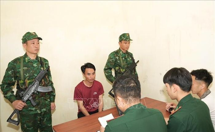 Đồn Biên phòng Cửa khẩu Săm Pun lấy lời khai Sùng Mí Gió.