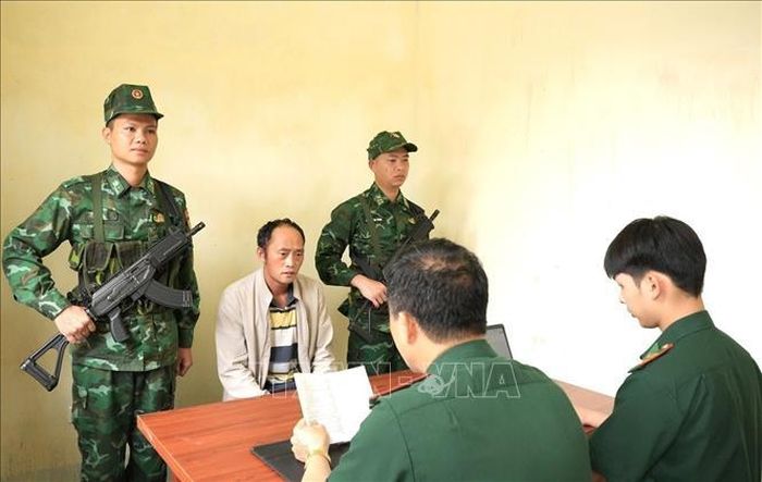 Đồn Biên phòng Cửa khẩu Săm Pun lấy lời khai của bị can Lầu Mí Lùng.