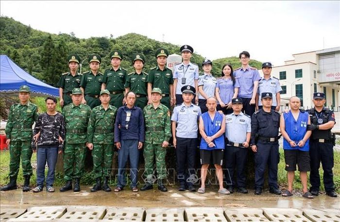 Đồn Biên phòng Cửa khẩu Săm Pun phối hợp với lực lượng quản lý biên giới Trung Quốc tổ chức nhận dạng đối tượng, xác định hiện trường, góp phần điều tra, làm rõ vụ án tổ chức cho người khác xuất cảnh trái phép.
