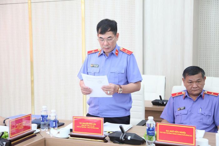 Đồng chí Nguyễn Đình Bắc, Phó Trưởng đoàn, công bố Quyết định trực tiếp kiểm sát.