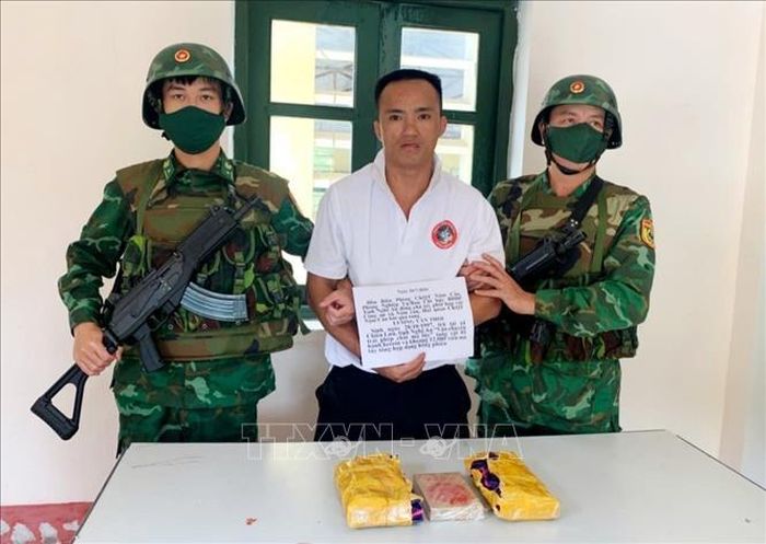 Đối tượng Lương Văn Thoi (sinh năm 1997), trú bản Tân Tiến, xã Chiêu Lưu, tỉnh Nghệ An tại cơ quan chức năng. Ảnh: TTXVN phát