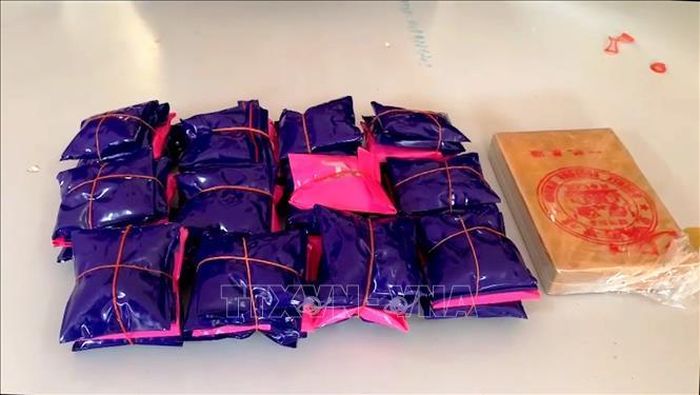 Lực lượng chức năng thu giữ 60 gói ma túy tổng hợp dạng hồng phiến và 1 bánh heroin. Ảnh: TTXVN phát