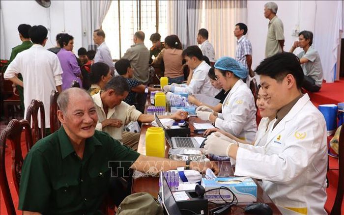 Người thân các liệt sĩ đến điểm thu nhận mẫu ADN với mong muốn góp thêm cơ hội tìm lại người thân.