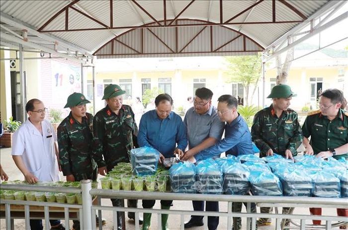 Bí thư Tỉnh ủy Lai Châu Lê Minh Ngân kiểm tra những suất cơm dành cho người dân đang ở tạm tại điểm Trường tiểu học xã Mường Than do bị thiệt hại về nhà cửa. Ảnh: Quý Trung/TTXVN