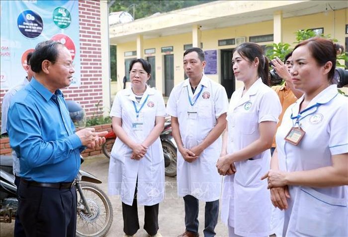Bí thư Tỉnh ủy Lai Châu Lê Minh Ngân thăm hỏi, động viên cán bộ y tế đang chăm sóc cho người dân đang ở tạm tại điểm Trường tiểu học xã Mường Than do bị thiệt hại về nhà cửa. Ảnh: Quý Trung/TTXVN