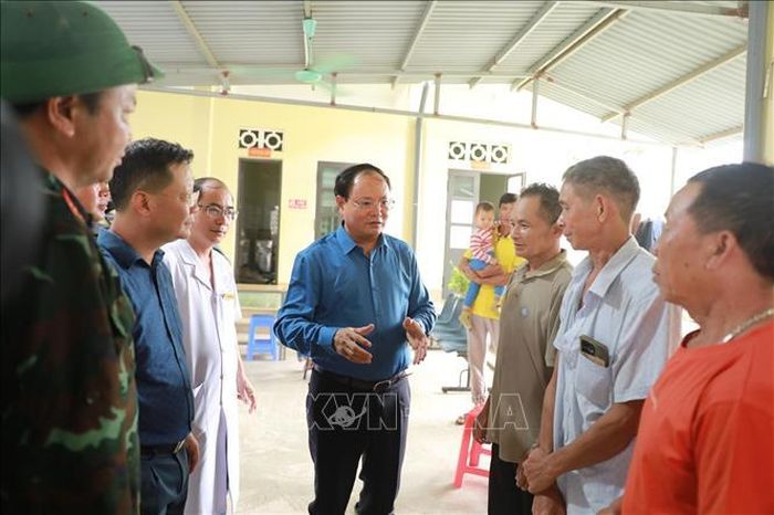 Bí thư Tỉnh ủy Lai Châu Lê Minh Ngân thăm hỏi, động viên người dân đang ở tạm tại điểm Trường tiểu học xã Mường Than do bị thiệt hại về nhà cửa. Ảnh: Quý Trung/TTXVN