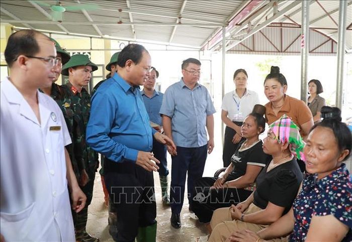 Bí thư Tỉnh ủy Lai Châu Lê Minh Ngân thăm hỏi người dân đang ở tạm tại điểm Trường tiểu học xã Mường Than do bị thiệt hại về nhà cửa. Ảnh: Quý Trung/TTXVN
