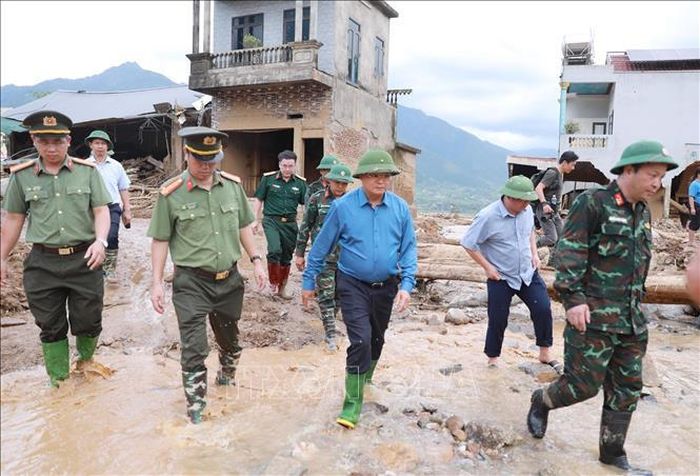Bí thư Tỉnh ủy Lai Châu Lê Minh Ngân kiểm tra hiện trường nơi xảy ra lũ ống, lũ quét gây thiệt hại nặng nề người và tài sản của nhân dân. Ảnh: Quý Trung/TTXVN