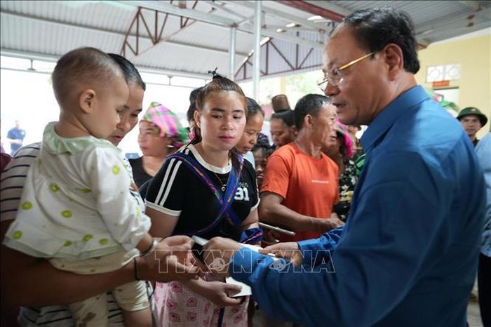 Bí thư Tỉnh ủy Lai Châu Lê Minh Ngân thăm tặng quà cho người dân bị thiệt hại nhà cửa đang ở tạm điểm Trường tiểu học xã Mường Than. Ảnh: Quý Trung/TTXVN
