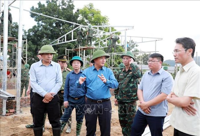Bí thư Tỉnh ủy Lai Châu Lê Minh Ngân chỉ đạo cho các ngành cần khẩn trương làm quy hoạch để di dời hết các hộ dân đang trong vùng có nguy cơ sạt lở đến khu tái định cư. Ảnh: Quý Trung/TTXVN