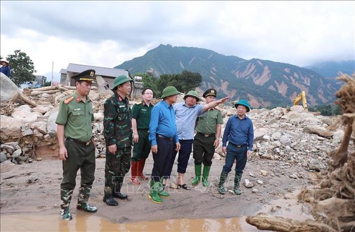 Bí thư Tỉnh ủy Lai Châu Lê Minh Ngân kiểm tra hiện trường nơi xảy ra lũ ống, lũ quét gây thiệt hại nặng nề người và tài sản của nhân dân. Ảnh: Quý Trung/TTXVN