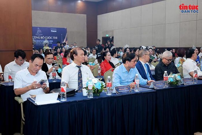 Các đại biểu tham dự chương trình.