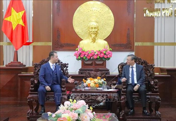 Đại sứ Pakistan Kohdayar Marri trao đổi với Chủ tịch Ủy ban nhân dân thành phố Cần Thơ Trương Cảnh Tuyên.