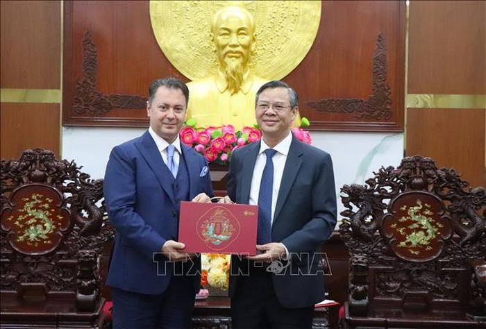 Chủ tịch Ủy ban nhân dân thành phố Cần Thơ Trương Cảnh Tuyên tặng quà lưu niệm cho Đại sứ Pakistan tại Việt Nam Kohdayar Marri.