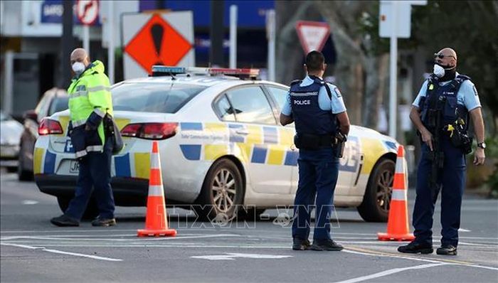 Cảnh sát gác bên ngoài siêu thị tại thành phố Auckland của New Zealand. Ảnh tư liệu: CNN/TTXVN