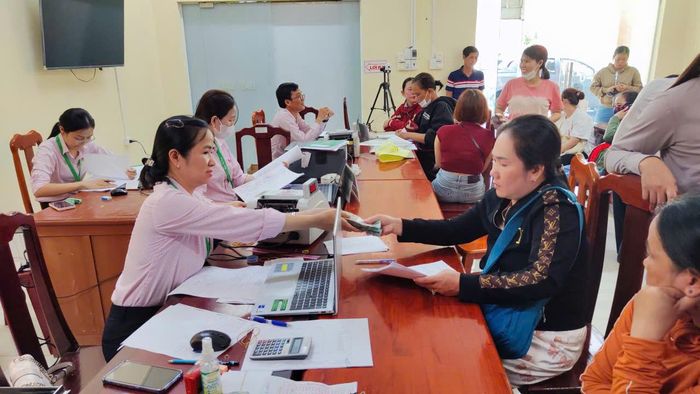 Các điểm giao dịch của NHCsXH đặc khu Phú Quốc duy trì hoạt động, giúp nhân dân vậy vốn thuận lợi.