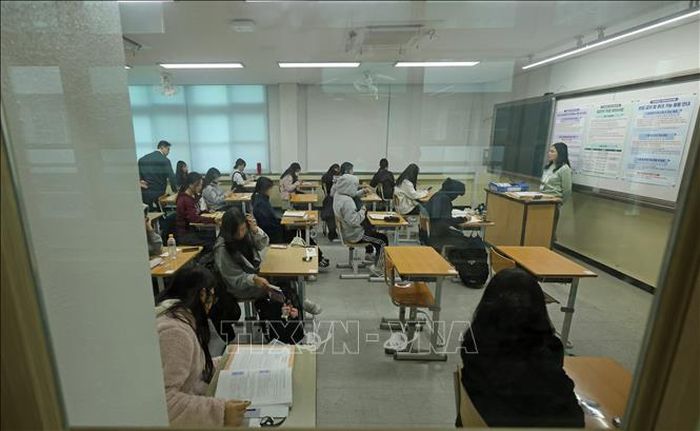 Thí sinh tại một điểm thi đại học ở Daejeon, Hàn Quốc, ngày 13/11/2025. Ảnh: Yonhap/TTXVN