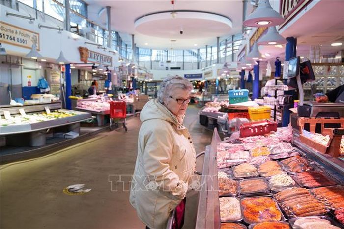 Người tiêu dùng mua sắm tại chợ ở Manchester, Anh. Ảnh: THX/TTXVN phát