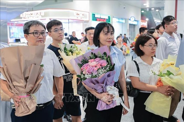 Người thân đón Đoàn Việt Nam trở về sau Kỳ thi Olympic Toán học Quốc tế (IMO) 2026. Ảnh: Lê Đông/TTXVN