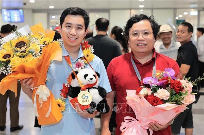 Thầy Trương Trọng Khánh, Tổ trưởng Tổ Toán - Tin, Trường THPT Chuyên Đại học Sư phạm, Đại học Sư phạm Hà Nội cùng em Nguyễn Lê Nhật Nam. Ảnh: Lê Đông/TTXVN