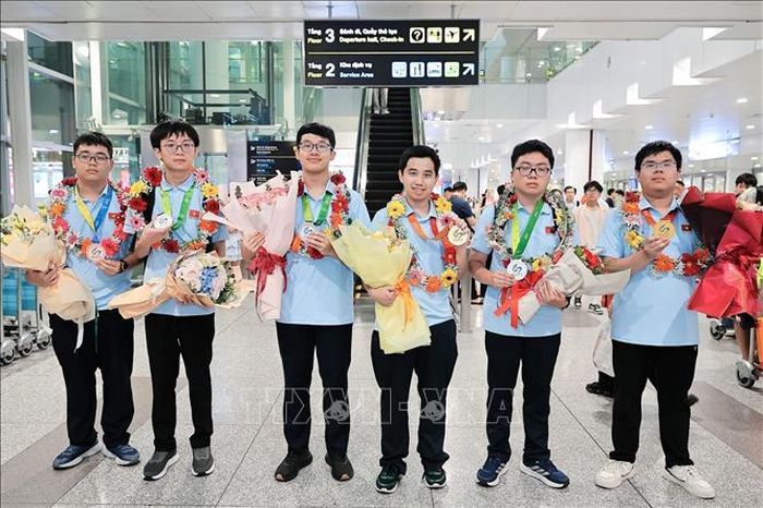 6 học sinh Việt Nam đạt thành tích cao trở về sau Kỳ thi Olympic Toán học Quốc tế (IMO) 2026, được tổ chức tại thành phố Thượng Hải (Trung Quốc). Ảnh: Lê Đông/TTXVN