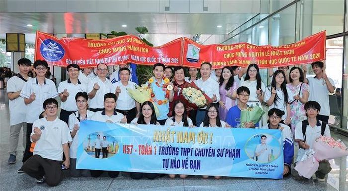 Ban Lãnh đạo trường Đại học Sư phạm Hà Nội cùng Ban giám hiệu Trường THPT Chuyên Đại học Sư phạm (trường Đại học Sư phạm Hà Nội) cùng thầy cô, bạn bè và người thân chào đón Nguyễn Lê Nhật Nam (lớp 12, THPT chuyên Đại học Sư phạm Hà Nội) đạt thành tích cao tại Kỳ thi Olympic Toán học Quốc tế (IMO) 2026. Ảnh: Lê Đông/TTXVN