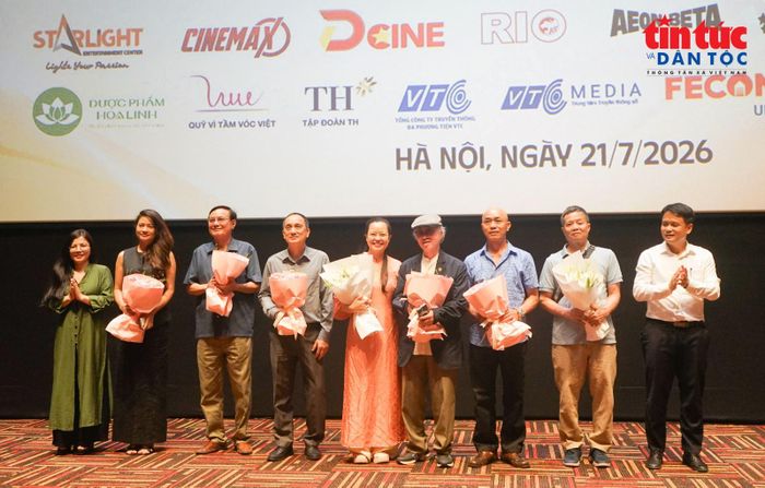 Cục Điện ảnh tặng hoa tri ân các đoàn làm phim.