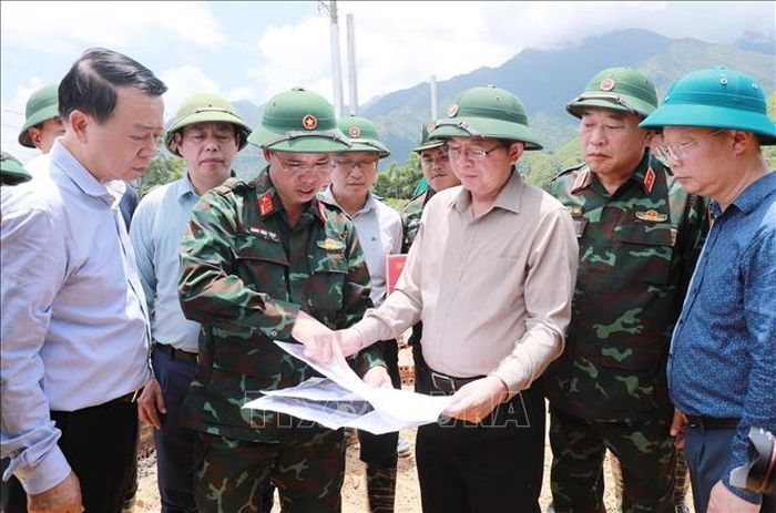 Phó Thủ tướng Hồ Quốc Dũng kiểm tra khu vực bố trí tái định cư cho các hộ bị mất nhà. Ảnh: Quý Trung/TTXVN
