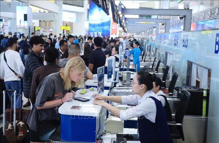 Du khách nước ngoài làm thủ tục nối chuyến nội địa đến các điểm du lịch tại Việt Nam tại sân bay quốc tế Nội Bài. Ảnh: Quốc Khánh/TTXVN