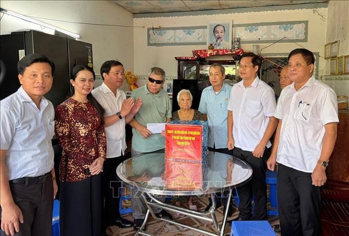 Đoàn lãnh đạo thành phố Cần Thơ và phường Ngã Bảy thăm, tặng quà cho Thương binh Nguyễn Văn Khoen, khu vực 3, phường Ngã Bảy. Ảnh: Duy Khương/TTXVN