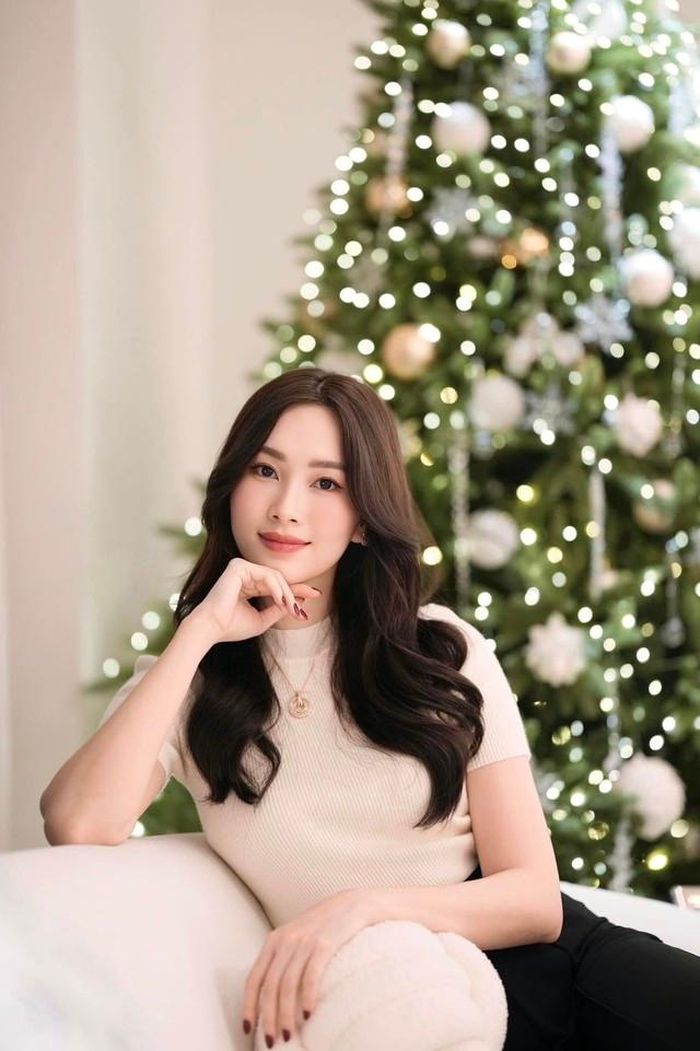 Người đẹp vẫn giữ sức hút và nhan sắc xinh đẹp sau hơn 10 năm đăng quang. Ảnh: FBNV.