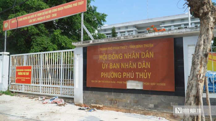 Trong khi đó, tại trụ sở UBND phường Phú Thủy cũ trên đường Thủ Khoa Huân, PV ghi nhận cổng và cửa chính đều đóng kín, khuôn viên vắng người. Theo UBND phường Phú Thủy, công trình hiện thuộc diện dôi dư sau sắp xếp đơn vị hành chính, đang chờ hoàn tất phương án xử lý. Sau khi được cấp có thẩm quyền phê duyệt, trụ sở sẽ được bàn giao cho Trường THCS Nguyễn Trãi để mở rộng trường lớp, đáp ứng nhu cầu học tập của học sinh trên địa bàn. Đại diện UBND phường cho biết, trụ sở UBND phường Phú Thủy cũ trên đường Thủ Khoa Huân và trụ sở cũ của Sở Công Thương đã được giao Trường THCS Nguyễn Trãi quản lý; đồng thời khẳng định tất cả cơ sở nhà, đất dôi dư trên địa bàn đều được bố trí lực lượng trông coi, quản lý.