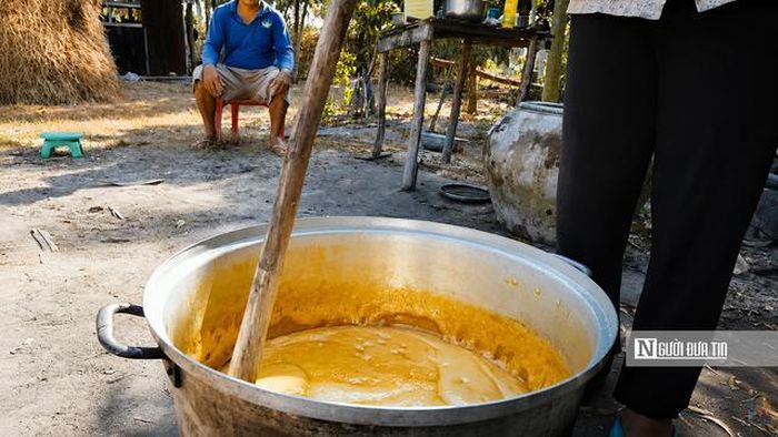 Chị Chanthy (ngụ ấp Tà On, xã Tri Tôn) cho biết, nước thốt nốt được nấu khoảng hơn 4 giờ là cô đặc lại thành đường dạng lỏng. Sau khi cô đặc đạt yêu cầu, chảo được nhắc ra khỏi lò, khuấy liên tục để còn màu vàng tươi đặc trưng của đường. Bình quân khoảng 8 - 10 lít nước thốt nốt sẽ thu về 1kg đường. Sản phẩm thu được sẽ đem bán cho các cơ sở kinh doanh trên địa bàn để đóng hũ hay nấu đường viên.