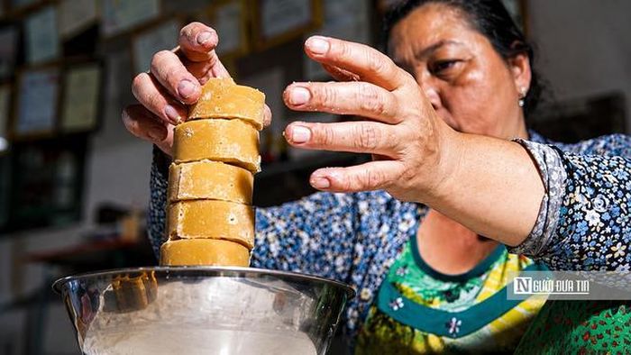 Những viên đường thốt nốt có màu vàng nâu tự nhiên, mùi thơm dịu và vị ngọt thanh đặc trưng, khác với vị ngọt gắt của đường mía. Đây là nguyên liệu quen thuộc để nấu chè, làm bánh và chế biến nhiều món ăn truyền thống Nam Bộ.