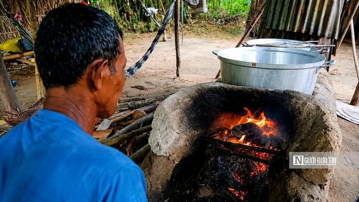 Theo anh Chau Tung (ngụ phường Tịnh Biên), nước thốt nốt được khai thác từ bông của cây thốt nốt cái. Sau khi dùng kẹp tre ép bông hoa, từng giọt mật sẽ chảy xuống các ống tre hoặc ca nhựa được treo sẵn để hứng. Ở vùng Bảy Núi, nghề nấu đường thốt nốt đã có từ bao đời, ông bà làm rồi truyền lại cho con cháu. Đến nay, nghề vẫn được đồng bào Khmer gìn giữ, tạo nên những mẻ đường nguyên chất mang hương vị ngọt thanh, mộc mạc, trở thành đặc sản hấp dẫn du khách gần xa.