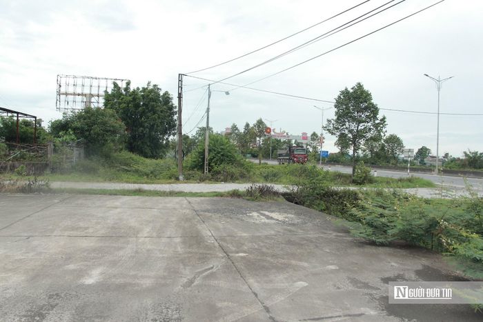 Theo lý giải của Chi cục Trồng trọt và Chăn nuôi, do công việc đặc thù nên trạm phải có đường ra vào để thuận tiện cho việc dừng đỗ phương tiện chở động vật, sản phẩm động vật để kiểm tra giấy chứng nhận kiểm dịch, phun tiêu độc khử trùng… Trong khi đó, muốn vào trụ sở này phải đi vòng với đường của một công ty bên cạnh.