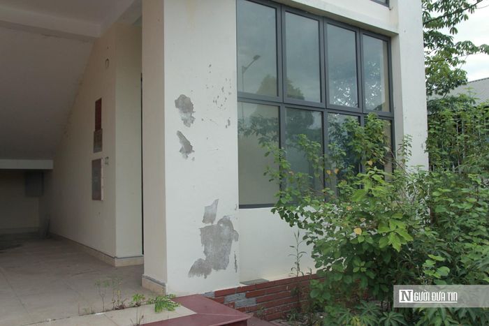 Tuy nhiên, có mặt tại dự án này, phóng viên ghi nhận cho đến thời điểm hiện nay công trình vẫn đang bị bỏ hoang, chưa có dấu hiệu của việc thi công đường gom của dự án. Do thời tiết, cũng như không bảo dưỡng, sửa chữa, nên phần tường của nhà làm việc 2 tầng đang bị bong tróc, một số hạng mục xuống cấp, khuôn viên nhếch nhác, hoang tàn.