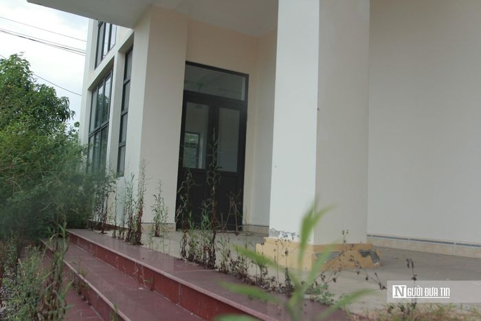 Dự án tiền tỷ xây xong bị bỏ hoang đang gây lãng phí Ngân sách. Trong khi đó, cách trụ sở mới vài trăm mét, cán bộ Trạm Kiểm dịch động vật nội địa vẫn phải làm việc trong căn nhà cấp bốn thuê của người dân đã xuống cấp, chật hẹp.