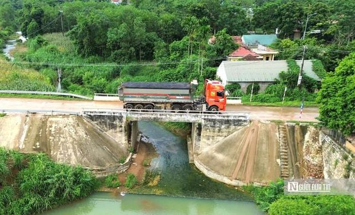 Dàn xe đầu kéo chở đất trọng tải lớn chạy qua cầu Làng Mùn trước đó.