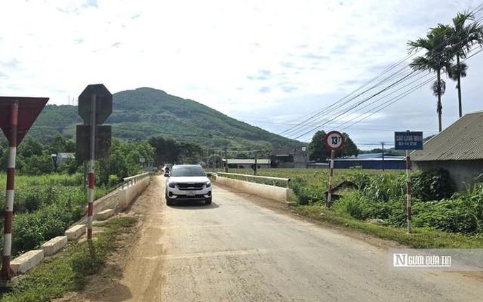 CSGT vào cuộc dàn xe đầu kéo chở đất trọng tải lớn qua cầu hạn chế tải trọng 13 tấn trên Tỉnh lộ 518B đã dừng hoạt động.